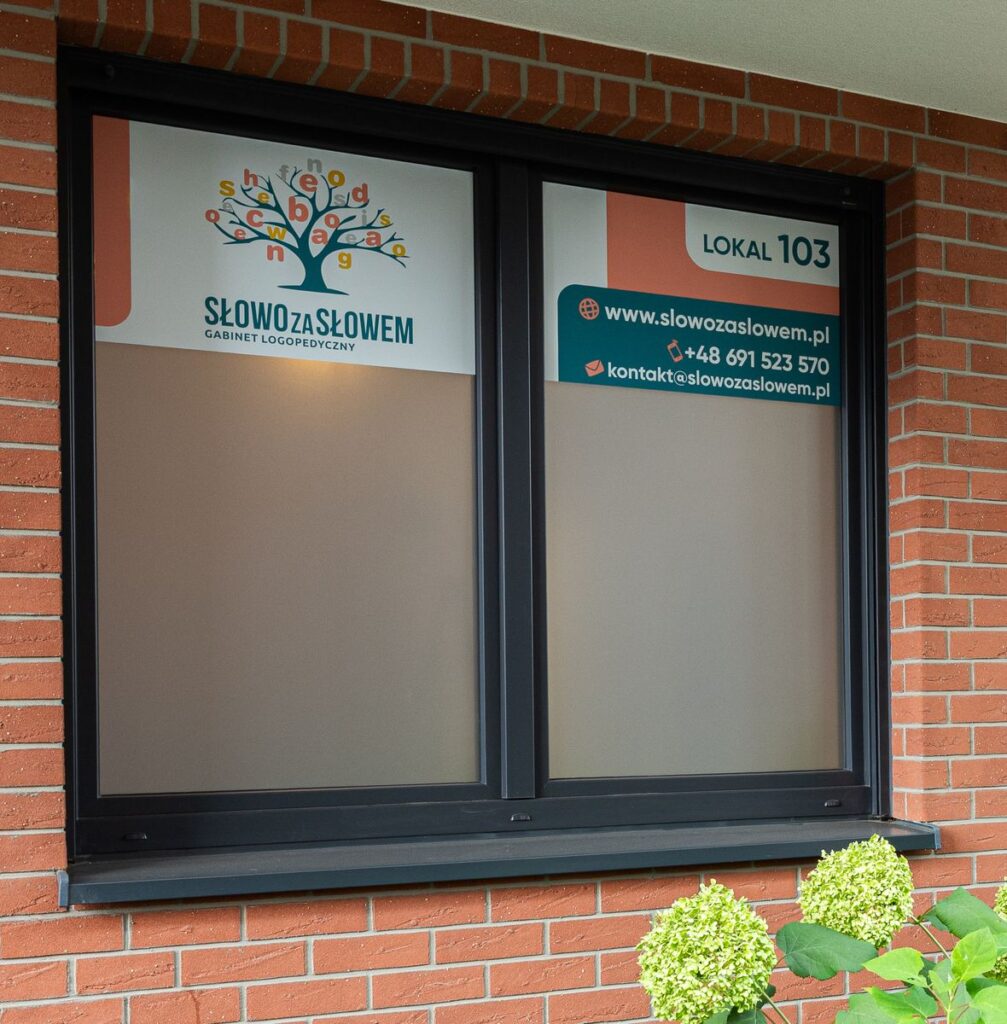 Wejście do gabinetu logopedycznego Słowo za Słowem, ul. Klimeckiego 8A/103 w Krakowie